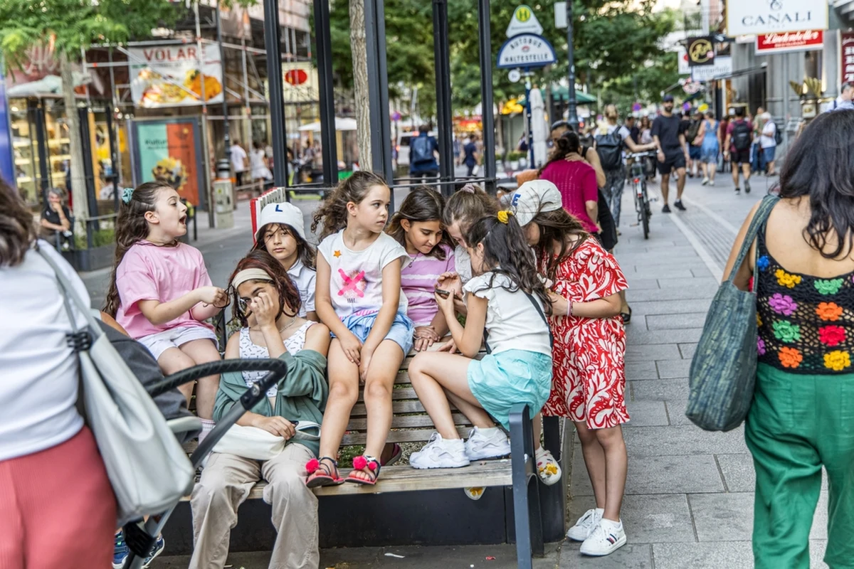 Aż 44,2 proc. dzieci rozpoczynających naukę w pierwszych klasach wiedeńskich szkół podstawowych nie zna języka niemieckiego w stopniu pozwalającym na pełny udział w lekcjach - wynika z najnowszego raportu Urzędu Miasta Wiednia. To znaczący wzrost w porównaniu z 2018 rokiem. Władze miasta wskazują na rosnącą liczbę migrantów i brak integracji jako główne przyczyny problemu.