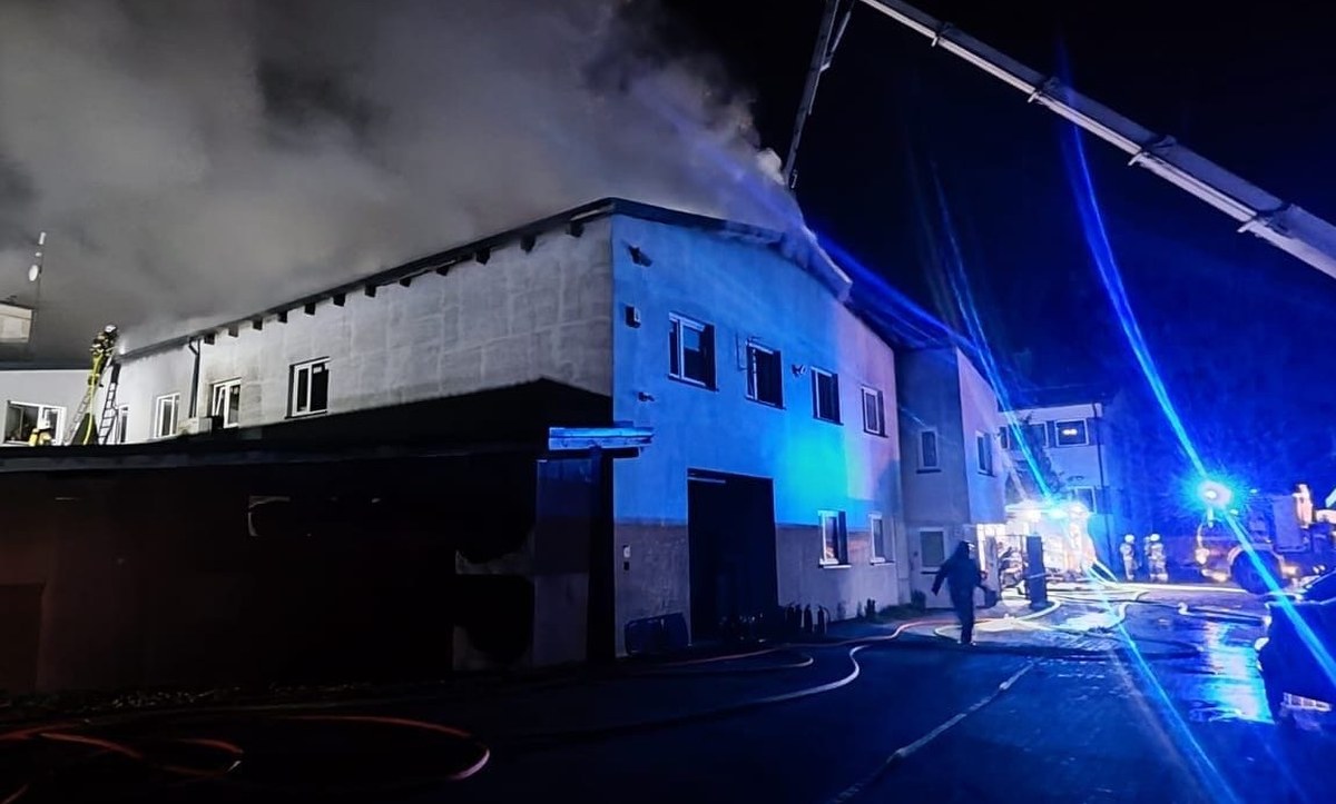 Wielki pożar hali zakładu meblarskiego