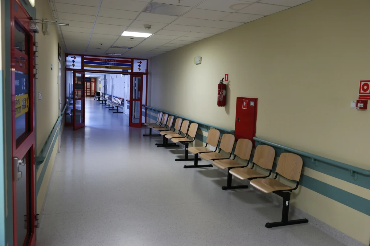 Ministerstwo Zdrowia stanowczo zaprzecza informacjom o "odsyłaniu" chorych onkologicznych i przekładaniu ich leczenia na przyszły rok. Resort podkreśla, że świadczenia onkologiczne są nielimitowane, a Narodowy Fundusz Zdrowia na bieżąco realizuje zobowiązania wobec szpitali.