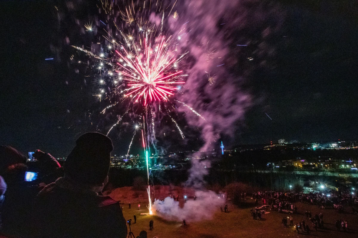 Fajerwerki w Krakowie nie będą już dłużej przeszkadzać dzieciom, seniorom, chorym i zwierzętom - ogłasza Aleksander Miszalski. Prezydent przygotował projekt uchwały o zakazie używania w mieście fajerwerków i petard hukowych. W niedawnej ankiecie 75 proc. krakowian opowiedziało się za takim ograniczeniem. 