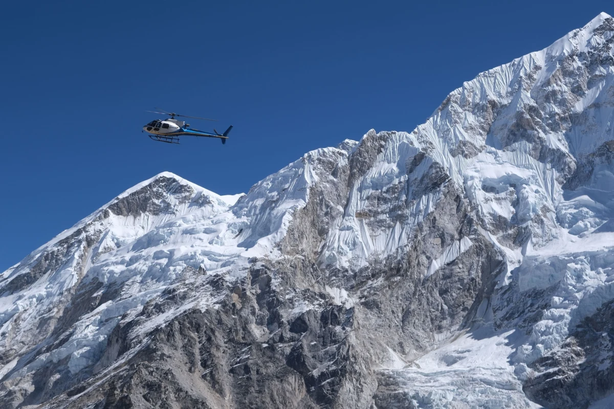 W lawinie, która zeszła w poniedziałek w Himalajach, w rejonie góry Yalung Ri, zginęło co najmniej siedmiu wspinaczy. Ratownikom udało się odnaleźć dzisiaj dwa ciała, szukają pięciu kolejnych, które prawdopodobnie znajdują się głęboko pod śniegiem. Osiem osób zostało uratowanych: przebywają już w Katmandu, stolicy Nepalu.