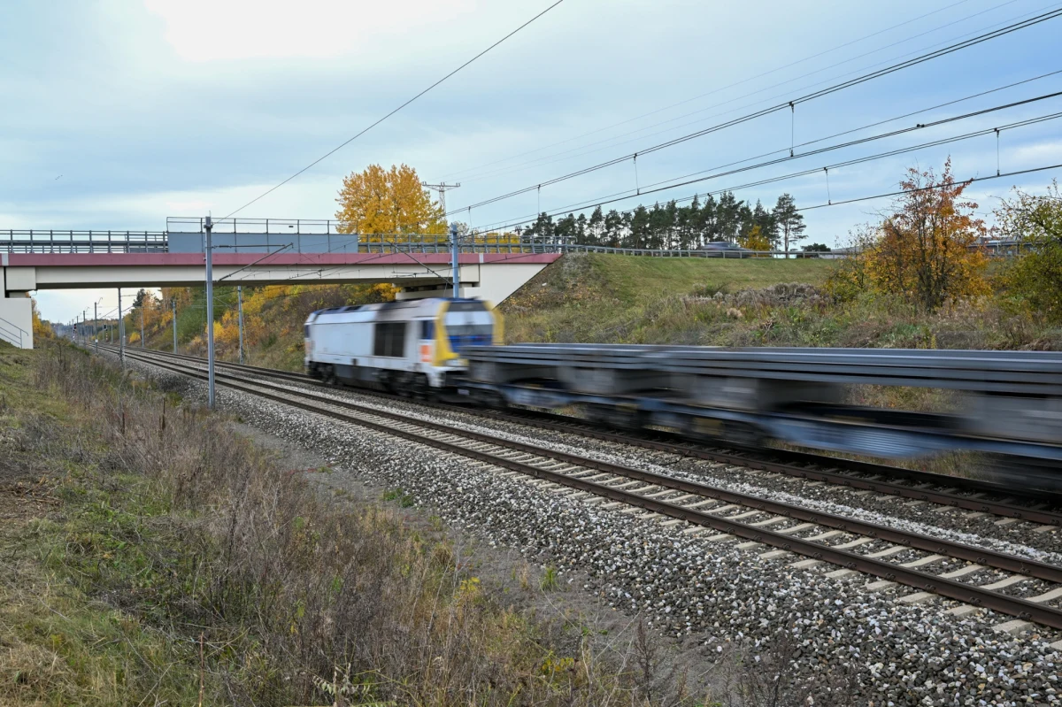Polska otrzyma 450 mln euro z unijnego programu CEF Transport 2024 "Łącząc Europę" na rozbudowę infrastruktury kolejowej i morskiej – poinformował minister infrastruktury Dariusz Klimczak. To około 1,9 mld zł, co stanowi 16,4 proc. całkowitego budżetu konkursu.