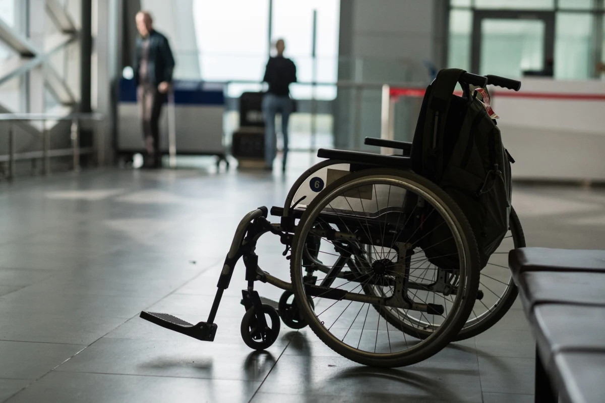 Ministerstwo Rodziny, Pracy i Polityki Społecznej reaguje na informacje nagłośnione w RMF FM. Chodzi o problem tysięcy osób z niepełnosprawnościami. Wczoraj mówiliśmy o tym, że rozpatrywanie wniosków w Wojewódzkich Zespołach do spraw Orzekania o Niepełnosprawności trwa wiele miesięcy, czasami nawet rok. Bez tego osoby potrzebujące nie mogą otrzymać od ZUS-u świadczeń wspierających. W tej sprawie dostaliśmy dziesiątki dramatycznych sygnałów od naszych słuchaczy.