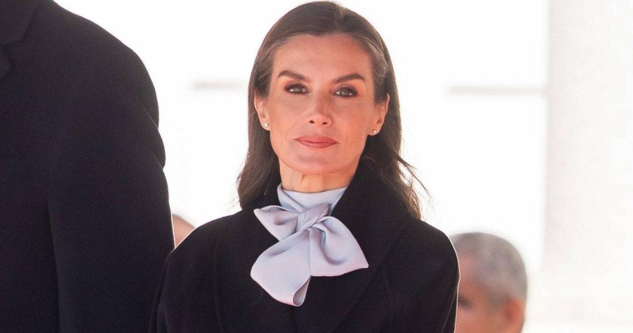 Królowa ukryła to pod płaszczem. Sułtan Omanu nie mógł oderwać oczu