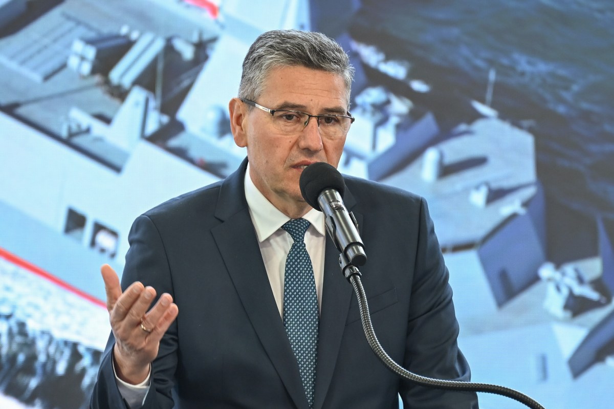 Он сотрудничал с президентом. Сейчас он устроился на работу в Министерство национальной обороны