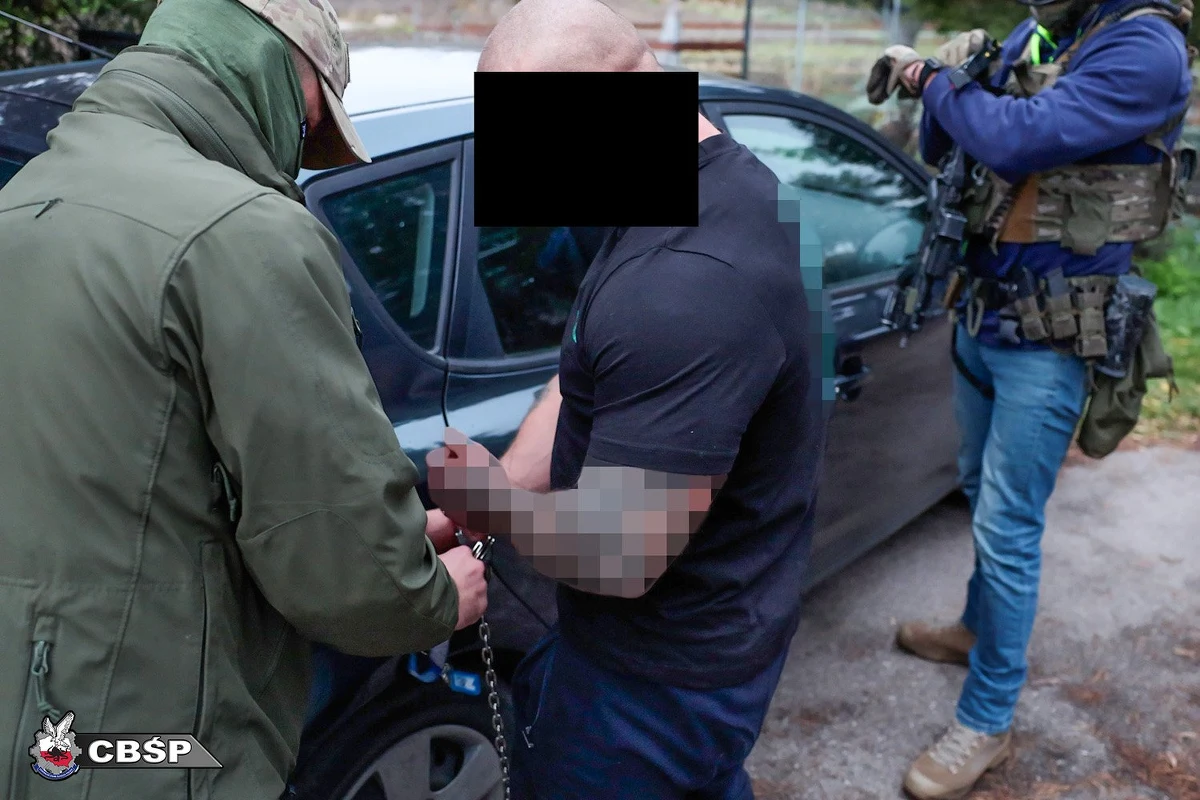 Centralne Biuro Śledcze Policji, przy wsparciu kontrterrorystów, przeprowadziło szeroko zakrojoną akcję wymierzoną w zorganizowaną grupę przestępczą powiązaną ze środowiskiem pseudokibiców. Zatrzymano 21 osób podejrzanych o przemyt i handel narkotykami oraz inne poważne przestępstwa. Funkcjonariusze przejęli znaczne ilości narkotyków, broń palną, amunicję i niebezpieczne narzędzia.