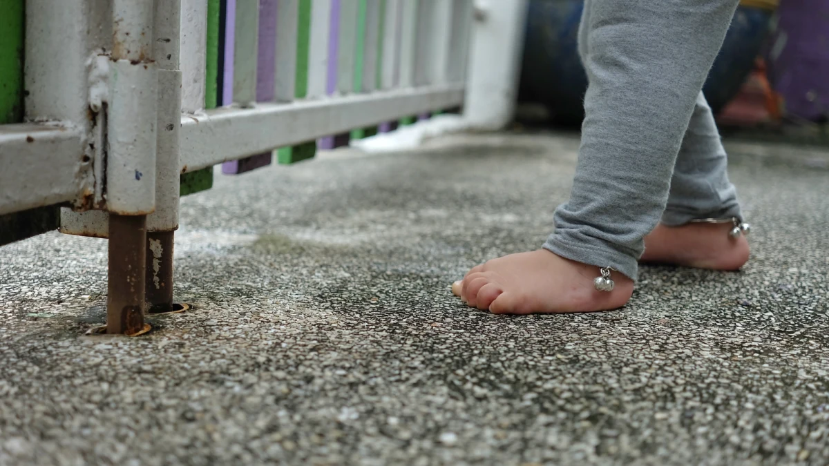 3,5-letnia dziewczynka w piżamie chodziła po ulicach Białegostoku. Dziecko zabrano do szpitala po tym, jak na przystanku zauważył je przypadkowy mężczyzna, który powiadomił policjantów.