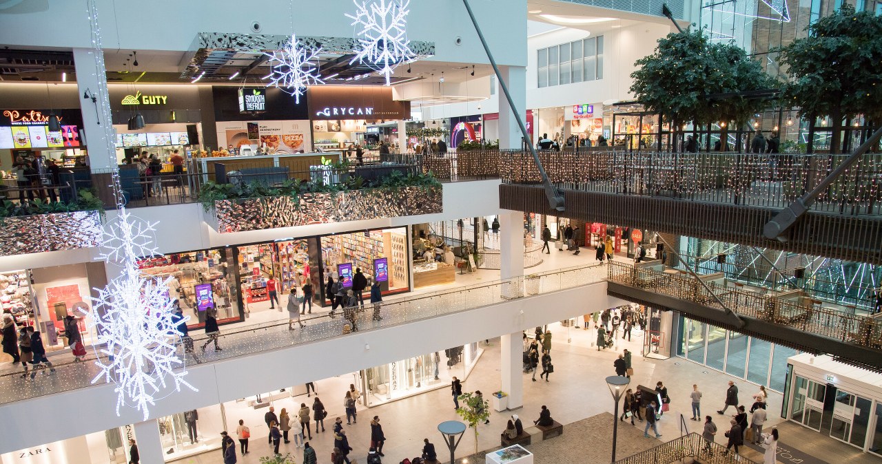 Zaczyna się szaleństwo. Sklepy zmieniają dekoracje, Polacy ruszają na zakupy