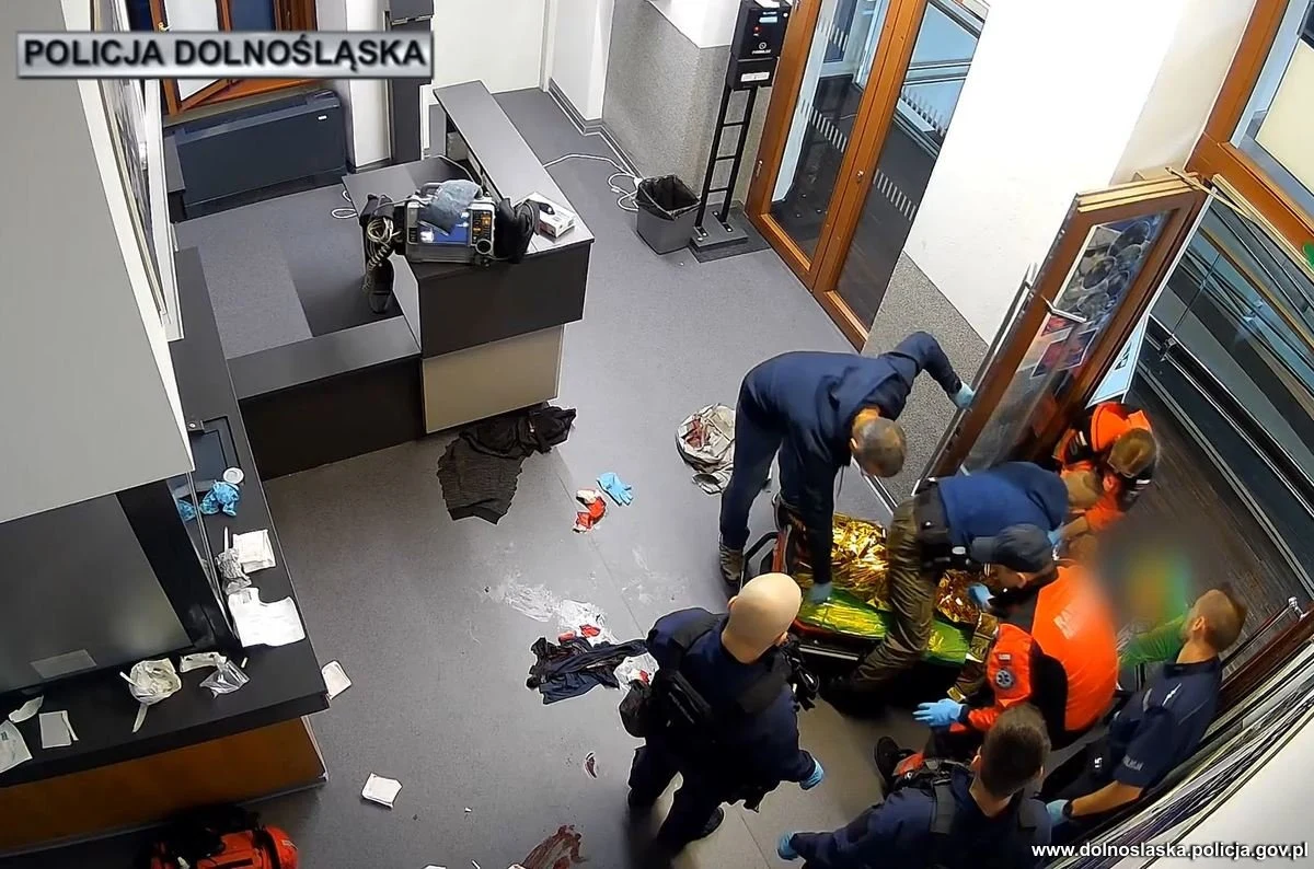 Do komisariatu na wrocławskim dworcu kolejowym przyszedł mężczyzna z obficie krwawiącą nogą. Dzięki szybkiej i zdecydowanej reakcji policjanta nie doszło do tragedii. Starszy mężczyzna z poważnym krwotokiem otrzymał natychmiastową pomoc, która uratowała mu życie.