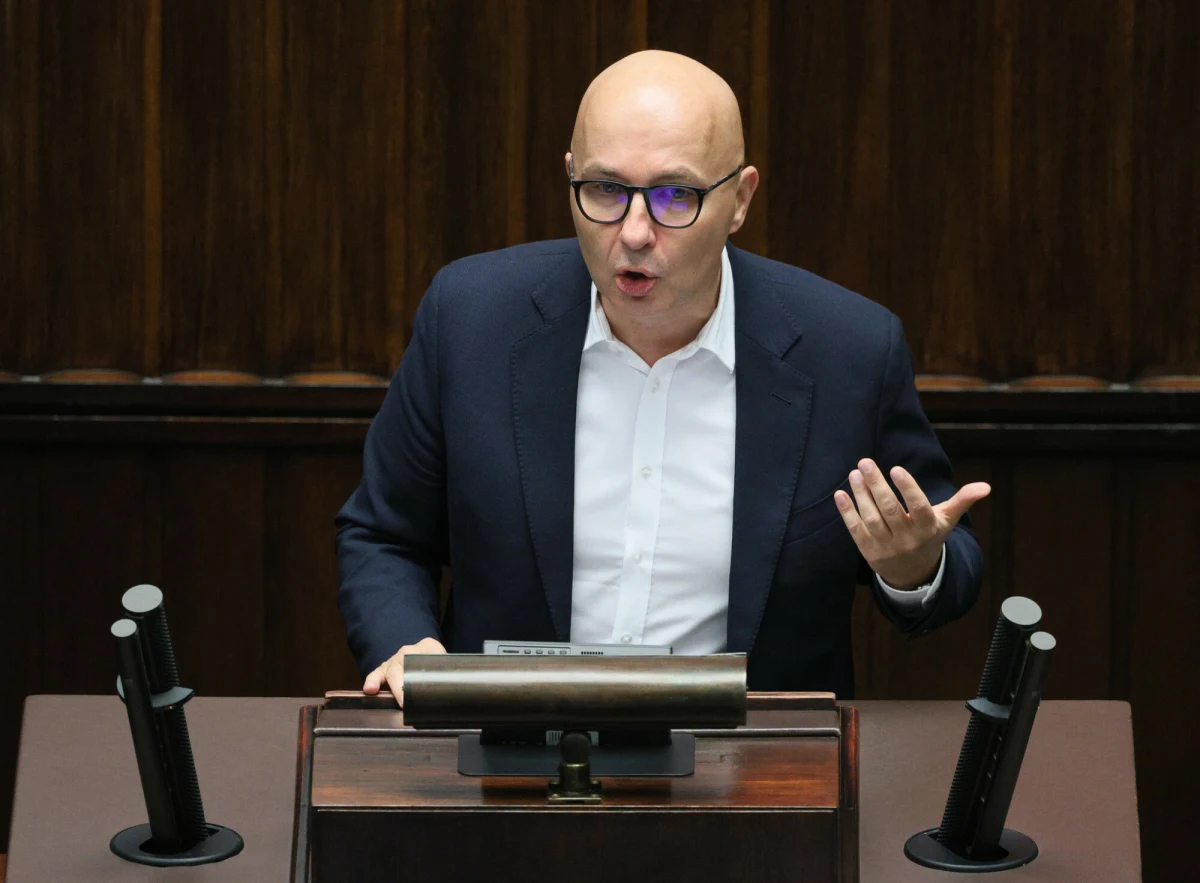 Wiceminister aktywów państwowych Robert Kropiwnicki odchodzi z rządu. "Zakończyłem dwuletnią pracę w ministerstwie" - napisał rano na platformie X polityk. Nie sprecyzował, czy został zdymisjonowany, czy sam zrezygnował. 