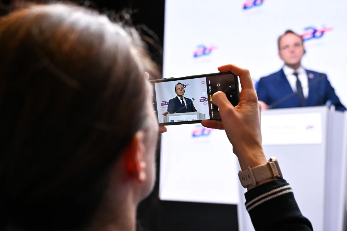 "Wewnętrzne śledztwo w sprawie tych doniesień jest prowadzone. Moją odpowiedzialnością jest zapewnienie poufności tego procesu" - zapewnił w trakcie październikowej debaty dotyczącej doniesień o węgierskich szpiegach w Brukseli komisarz Piotr Serafin. Choć Budapeszt odrzuca wszelkie oskarżenia o infiltrację unijnych struktur, to pytania o rolę innego unijnego komisarza Olivera Varhelyiego wciąż wybrzmiewają głośno. Pod jego okiem agenci mieli werbować unijnych urzędników i dbać o to, by Viktor Orban wiedział o kolejnych ruchach UE wobec Budapesztu.