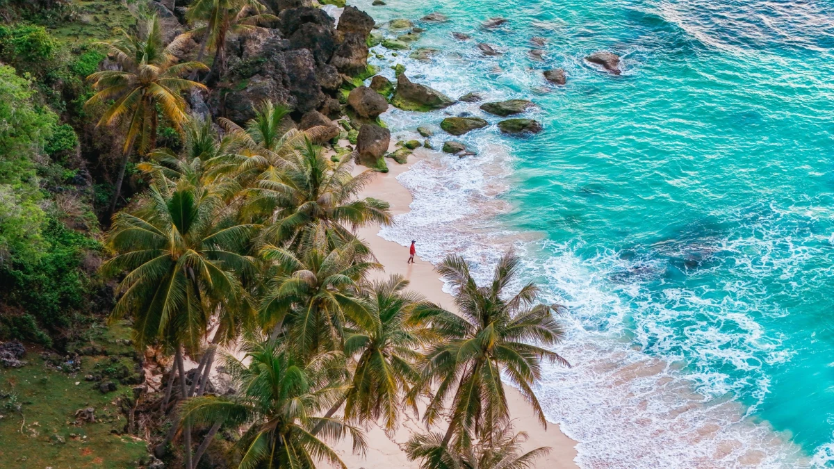Malediwy zapisały się na kartach historii jako pierwszy kraj na świecie, który wprowadził pokoleniowy zakaz kupowania, palenia i używania tytoniu. Nowe prawo, które weszło w życie w sobotę, obejmuje wszystkich urodzonych po 1 stycznia 2007 roku - zarówno obywateli, jak i turystów odwiedzających archipelag na Oceanie Indyjskim. Informację o przełomowej decyzji przekazała agencja AFP.