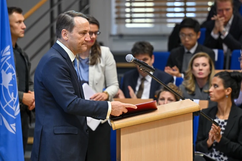 Przerwała wystąpienie wicepremiera. Incydent na spotkaniu z Sikorskim