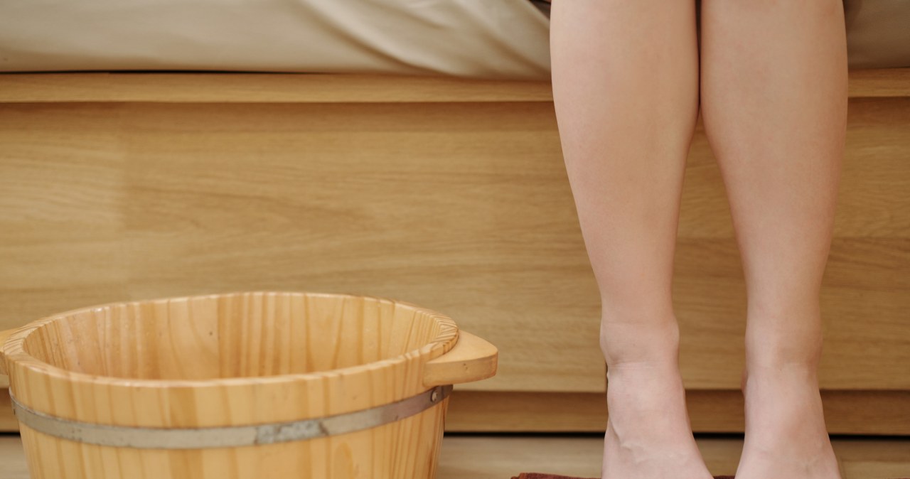 Zamocz stopy po kostki. Łagodzi odparzenia i dba o miejsca między palcami