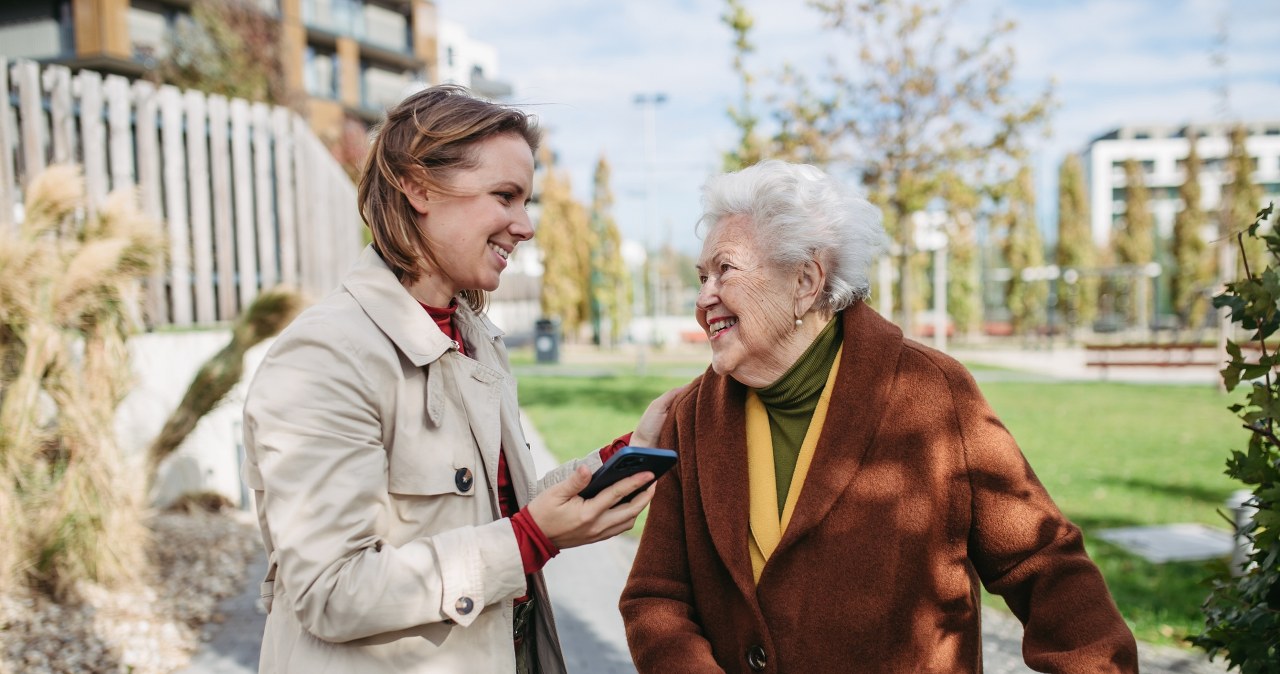 Zaczepia kobiety na ulicy, zadaje im pytanie. Odpowiedź zawsze ta sama
