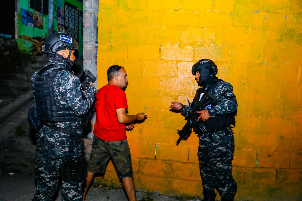 Ksiądz, nieletni i biznesmeni wśród ofiar. Policjant przyznał się do 97 zabójstw