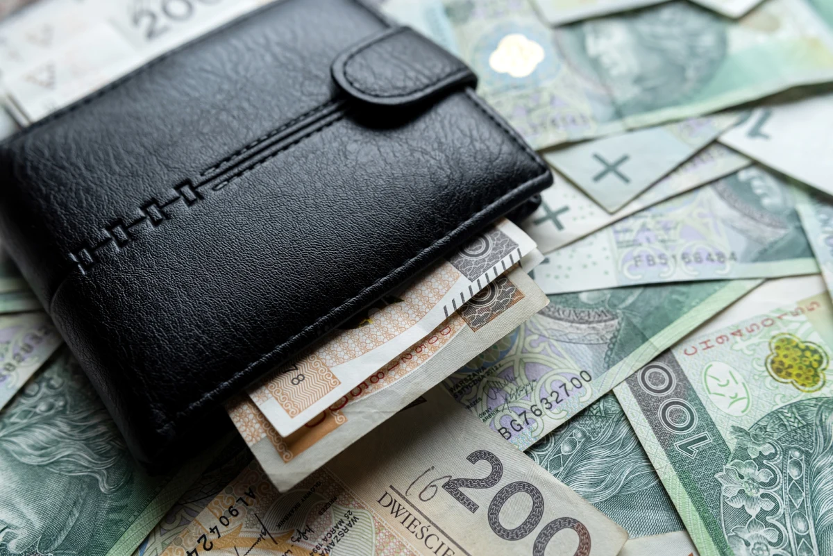 Główny Urząd Statystyczny opublikował najnowsze dane dotyczące wynagrodzeń w Polsce. Mediana miesięcznych wynagrodzeń brutto w gospodarce narodowej w maju 2025 roku wyniosła 7 082 zł. To o 18,4 procent mniej niż przeciętne wynagrodzenie brutto, które w tym samym okresie osiągnęło poziom 8 678,90 zł. Co oznacza ta różnica i jak kształtują się zarobki w poszczególnych sektorach oraz grupach społecznych?