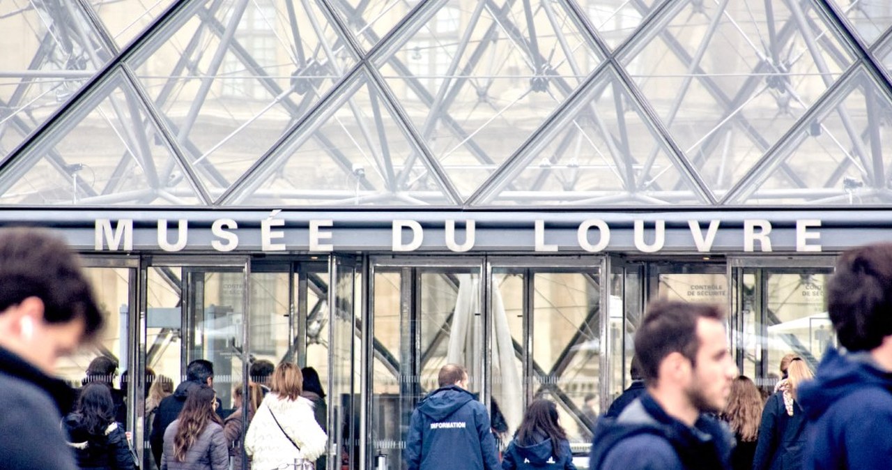 Napad na Luwr. Nowe informacje o zatrzymanym, miał bogatą kartotekę