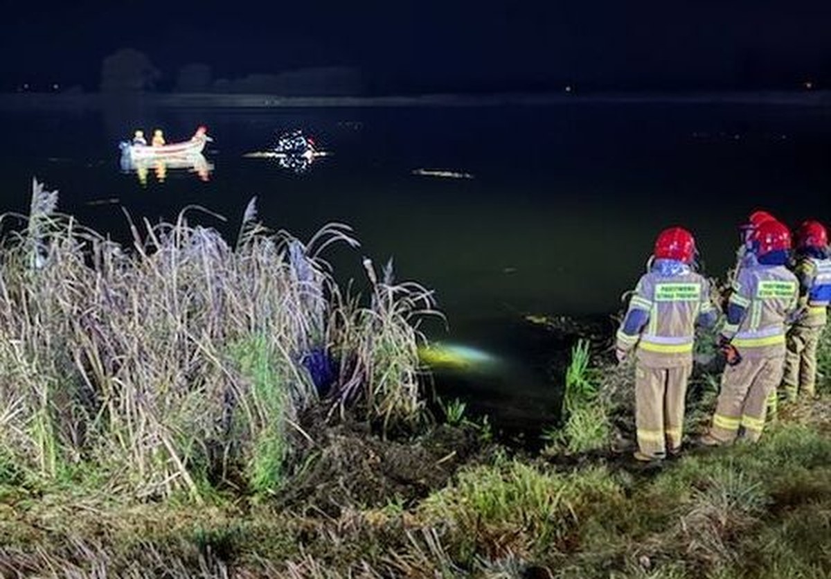 Jesień zaskoczyła kierowcę. Wjechał do stawu
