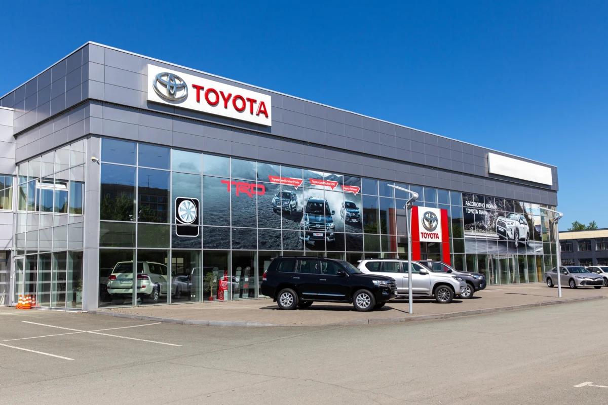 Amerykańska Narodowa Administracja Bezpieczeństwa Ruchu Drogowego (NHTSA) poinformowała o rozpoczęciu gigantycznej akcji serwisowej przez koncern Toyota. Decyzja dotyczy aż 1 024 407 pojazdów sprzedanych na terenie Stanów Zjednoczonych. Powodem jest poważna wada techniczna związana z systemem kamer cofania, która może prowadzić do niebezpiecznych sytuacji na drodze.