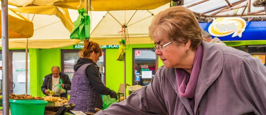 Marchew z działki, sałata z miejskiego ogródka czy truskawki z własnej uprawy – to symbole zdrowej, lokalnej żywności. Jednak najnowsze badania wskazują, że nawet warzywa i owoce pochodzące z upraw prowadzonych w warunkach amatorskich w miejskich ogrodach działkowych mogą kumulować metale ciężkie, pestycydy, a także pozostałości antybiotyków. W środowisku miejskim produkcja żywności może być obarczona ryzykiem chemicznego zanieczyszczenia, niewidocznym gołym okiem – ostrzegają eksperci Instytutu Ochrony Środowiska – Państwowego Instytutu Badawczego. 