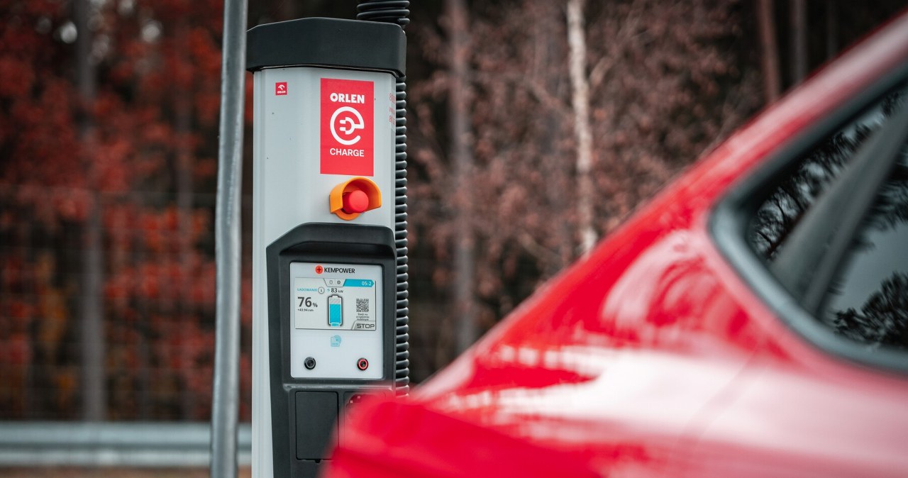 Przy trasie S7 ORLEN otworzył pierwszy hub szybkiego ładowania samochodów