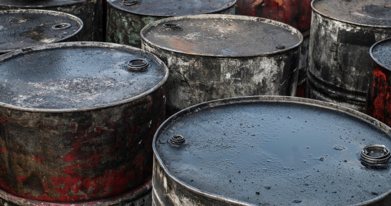 Składowali baterie i kwasy, zarobili miliony. Mafia śmieciowa przed sądem