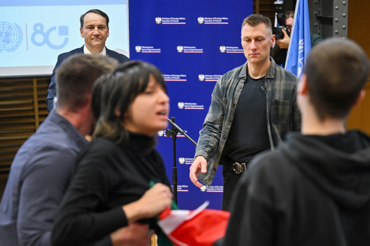 ​Przemówienie Radosława Sikorskiego na Uniwersytecie Warszawskim zostało zakłócone przed studentki, które zarzuciły szefowi MSZ wspieranie ludobójstwa w Strefie Gazy. Wicepremier odpowiedział, że wielokrotnie potępiał nadmierne użycie siły w Strefie Gazy oraz nielegalne osadnictwo na Zachodnim Brzegu Jordanu. Zwrócił też uwagę na dramatyczną sytuację w Sudanie, gdzie - jak podkreślił - ginie więcej osób niż w Strefie Gazy i na Ukrainie razem wziętych.