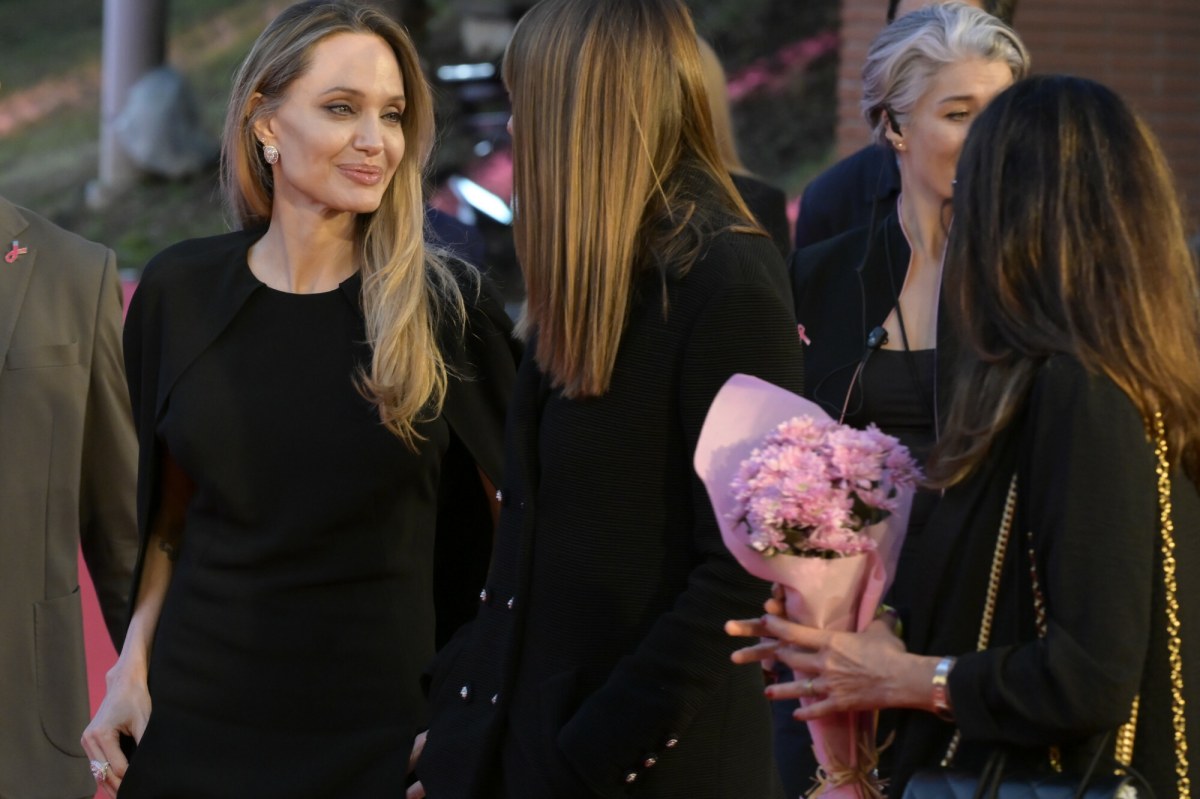 Media: Angelina Jolie przybyła do Chersonia, miasta pod rosyjskim ostrzałem