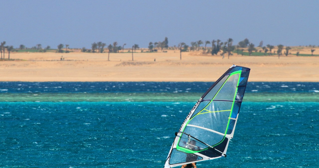 Miejsce, gdzie pustynia spotyka się z morzem. Cztery godziny lotu z Polski
