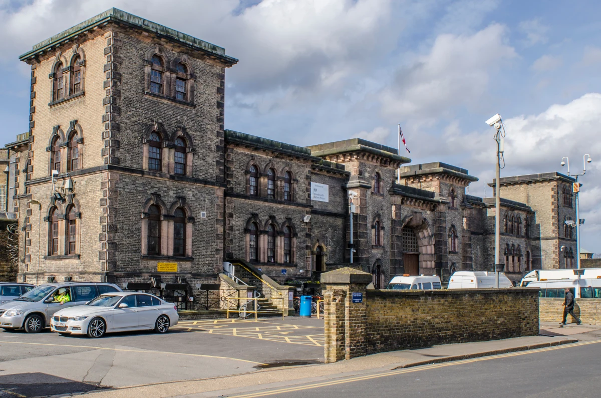 W ciągu zaledwie kilku dni w dwóch brytyjskich więzieniach doszło do poważnych pomyłek skutkujących zwolnieniem groźnych przestępców. Władze zapowiadają zaostrzenie kontroli i niezależne dochodzenia, a opinia publiczna domaga się wyjaśnień.