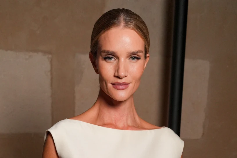 Rosie Huntington-Whiteley: jak łączy elegancję i wygodę w stylizacjach
