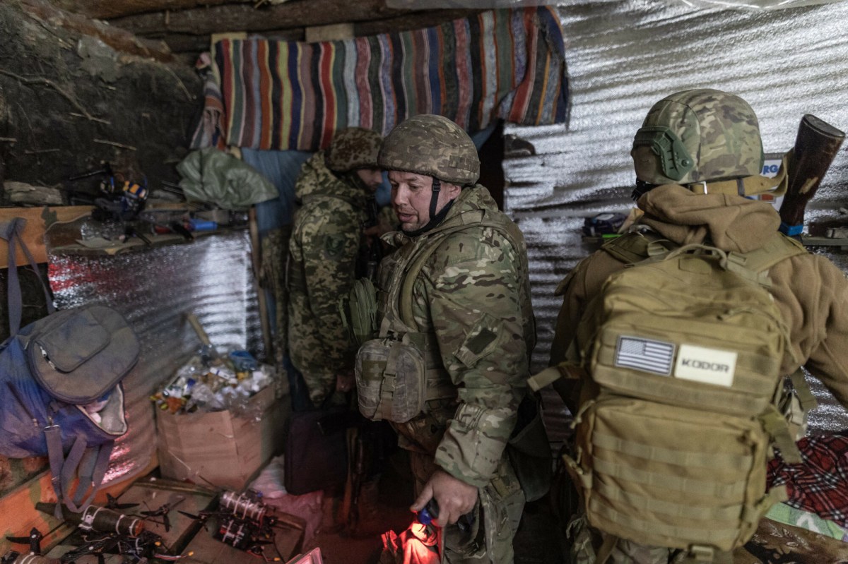 Ukraińska flaga w centrum Pokrowska. Zełenski chwali wojsko, ale prognozy są złe