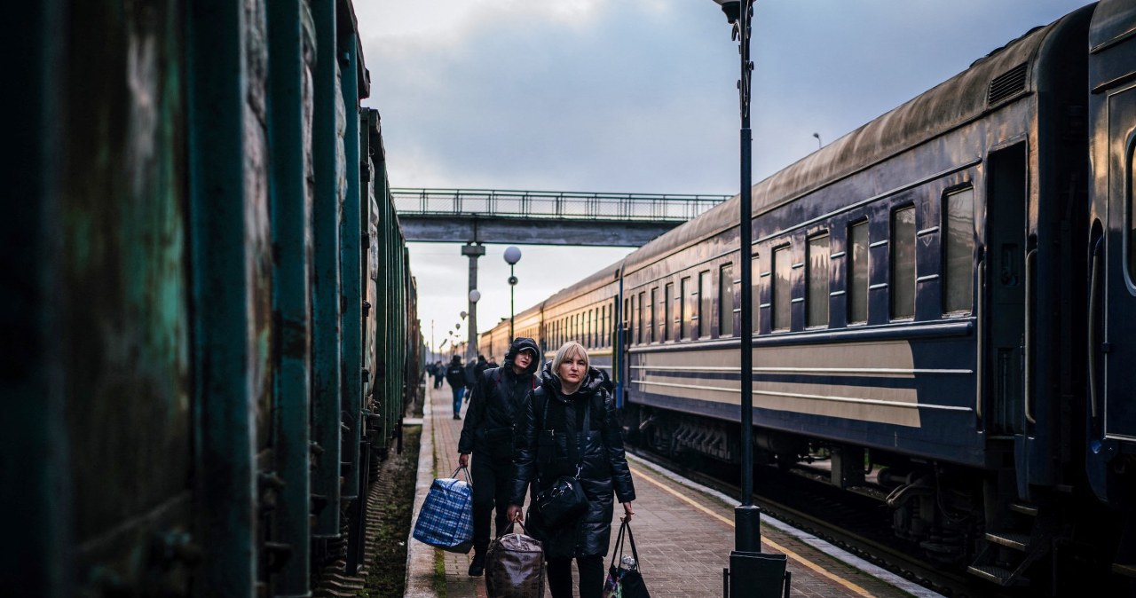 "Trudna decyzja w celu ochrony życia". Ukraina ogranicza ruch pociągów