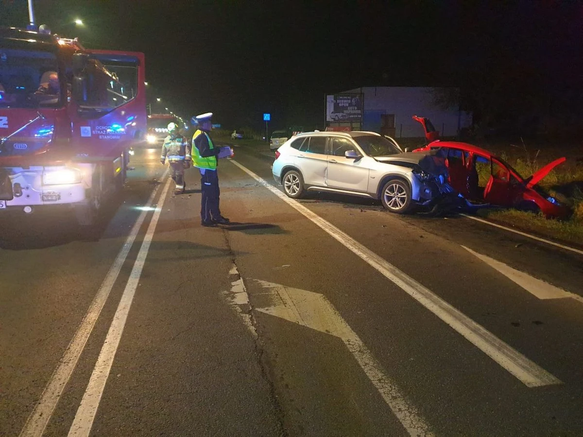 4-letnie dziecko nie żyje, 30-letnia matka trafiła do szpitala - to wstrząsający bilans wypadku, do którego doszło na drodze wojewódzkiej numer 252 w Dąbrowie Biskupiej w Kujawsko-Pomorskiem. Jak podała inowrocławska policja, bmw zderzyło się tam z fordem. 