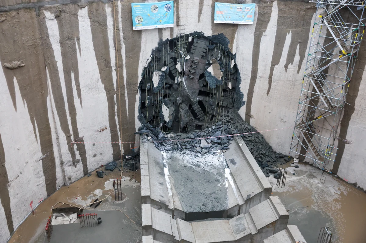 Jest nowy termin wznowienia prac przy tunelu średnicowym w Łodzi. "Aktualnym dla rozruchu tarczy drążącej terminem jest 16 stycznia 2026 r. Zostało nam 980 metrów. Jesteśmy polską firmą, polskimi inżynierami i chcemy ten tunel dokończyć - powiedział w środę w Sejmie Mariusz Serżysko, prezes Przedsiębiorstwa Budowy Dróg i Mostów z Mińska Mazowieckiego.