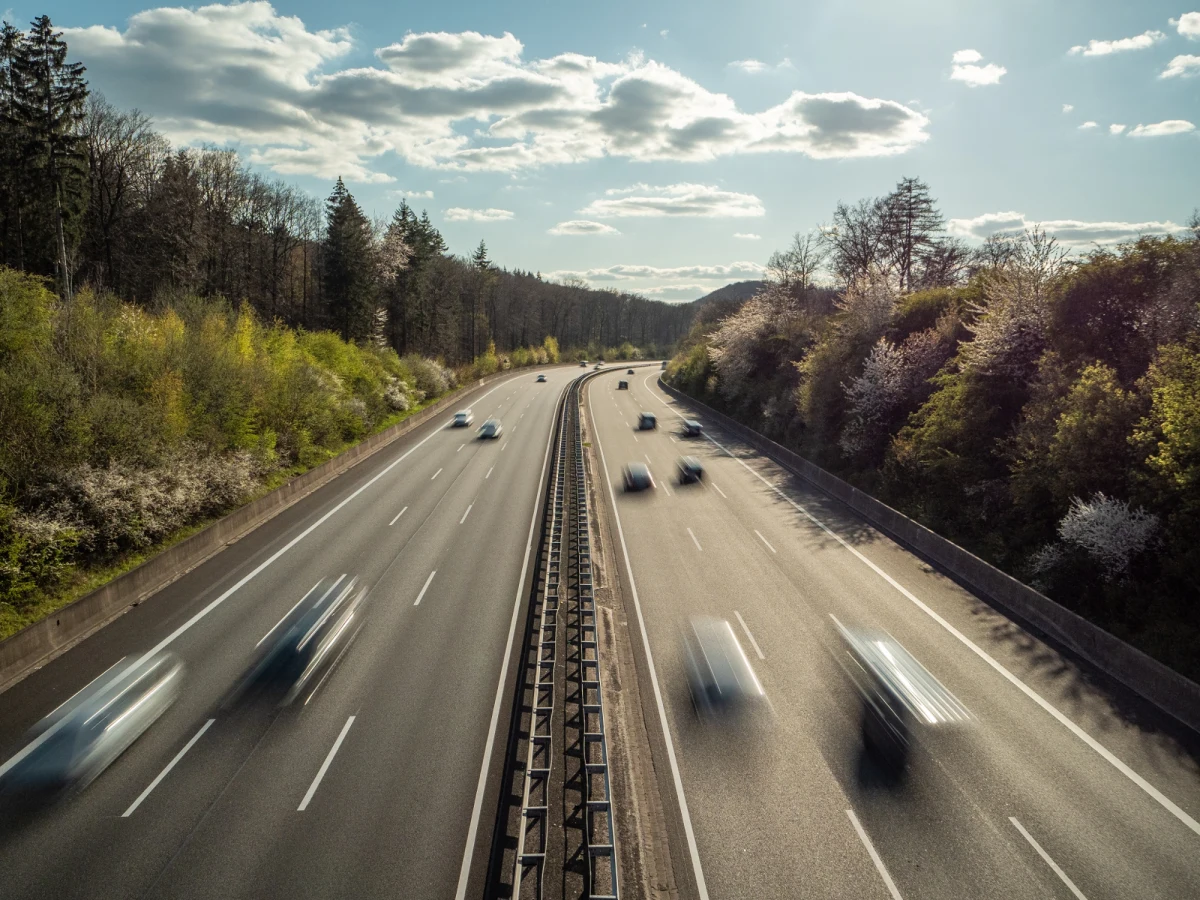 Nietypowa interwencja niemieckiej policji na autostradzie A1. Jak informują funkcjonariusze z Münster, zatrzymali kierowcę, który przy prędkości 140 km/h uprawiał seks ze swoją pasażerką. 