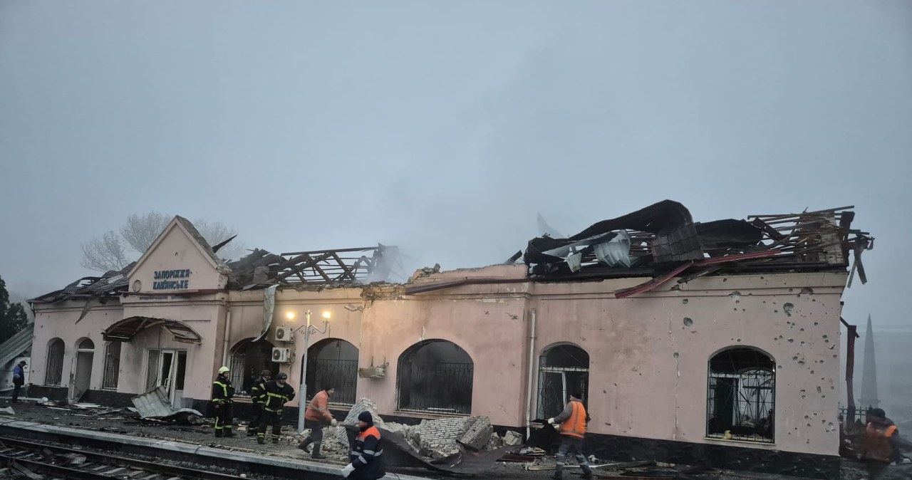 Seria nocnych ataków na Ukrainie. Zniszczono dworzec kolejowy
