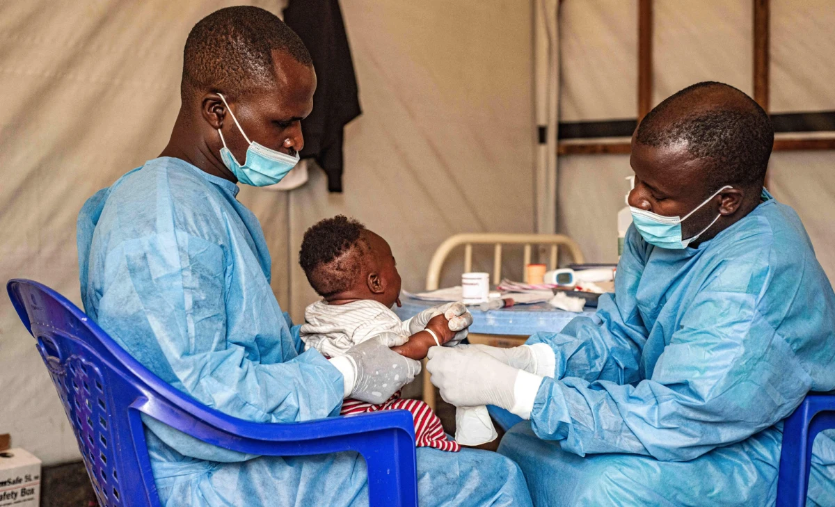 W Afryce Zachodniej wybuchła epidemia rzadko spotykanej w tym regionie gorączki doliny Rift. Światowa Organizacja Zdrowia poinformowała, że w Mauretanii i Senegalu potwierdzono już ponad 400 przypadków zakażeń, a liczba zgonów wzrosła do 42. Eksperci ostrzegają, że choroba może szybko rozprzestrzenić się na kolejne kraje, jeśli nie zostaną podjęte natychmiastowe działania.