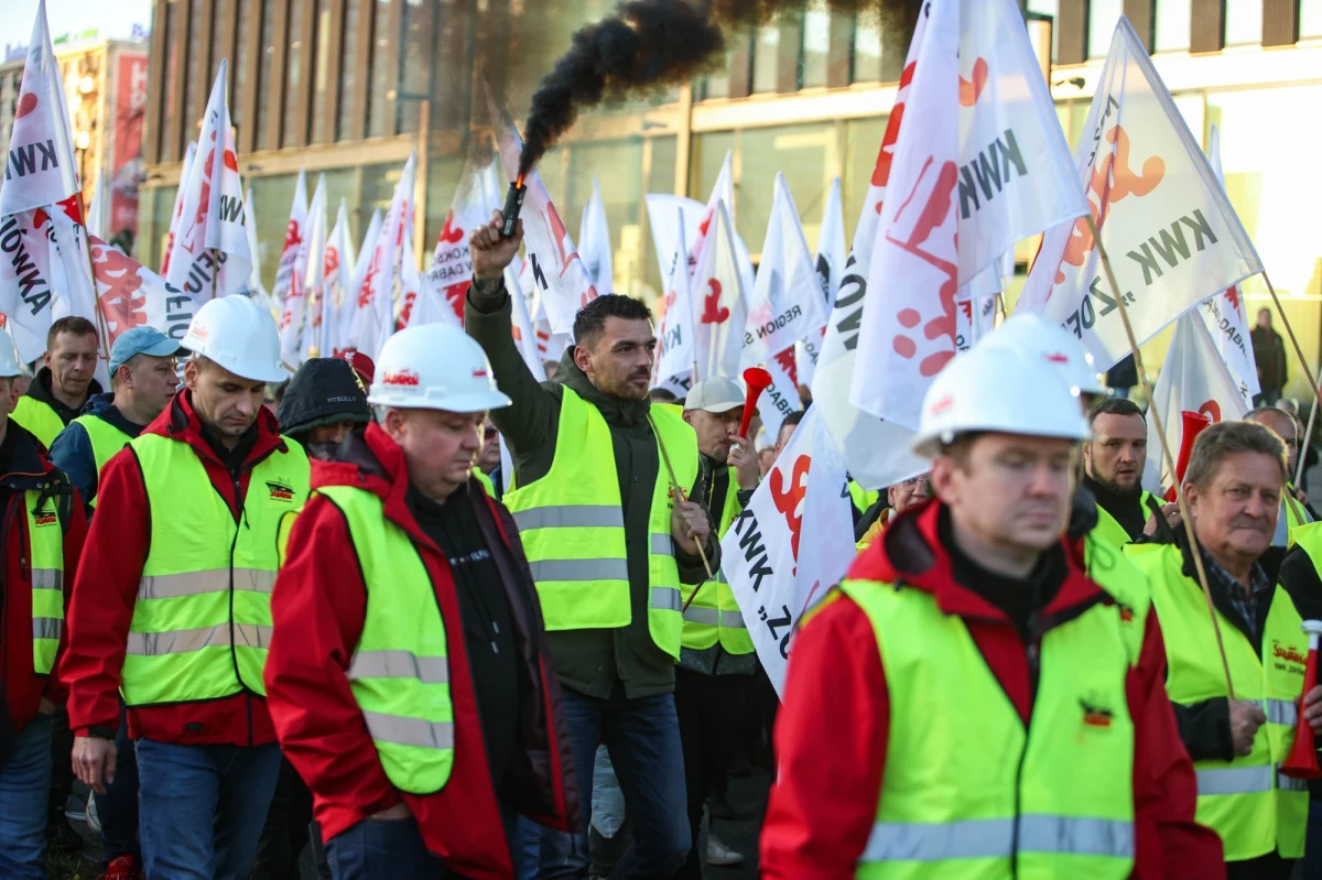 Ponad 1200 pracowników Polskiej Grupy Górniczej zadeklarowało chęć skorzystania z jednorazowych odpraw pieniężnych, które przewiduje nowelizacja ustawy górniczej. To efekt ankiety przeprowadzonej wśród załogi spółki.