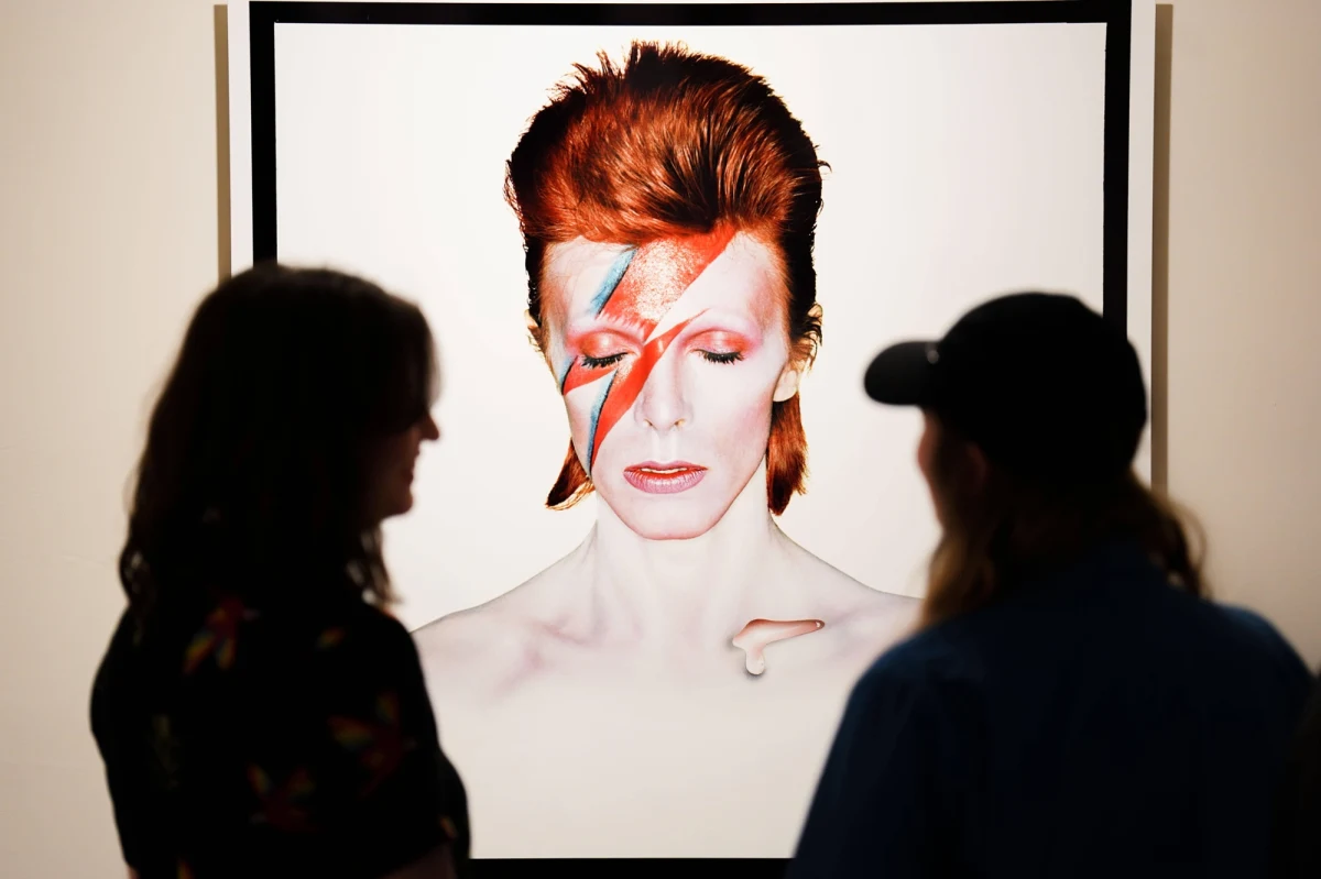 380 tys. funtów, czyli ponad 1,8 mln zł - to kwota, którą osiągnął na aukcji w londyńskim Bonhams portret autorstwa Briana Duffy'ego, wykorzystany na okładce albumu Davida Bowiego z 1973 roku "Aladdin Sane". To jeden z najbardziej rozpoznawalnych wizerunków Bowiego, ukazujący piosenkarza z błyskawicą na twarzy.