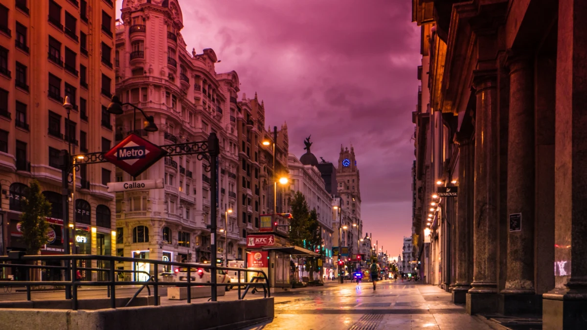 Przed czwartkowym spotkaniem piłkarskiej Ligi Konferencji Europy pomiędzy Rayo Vallecano a Lechem Poznań doszło do poważnych incydentów z udziałem kibiców obu drużyn. W wyniku starć co najmniej jedna osoba trafiła do szpitala, a hiszpańska policja zatrzymała jednego z sympatyków miejscowej drużyny. „Strach na ulicach Vallecas” – tak zatytułował swój materiał madrycki dziennik „ABC”.