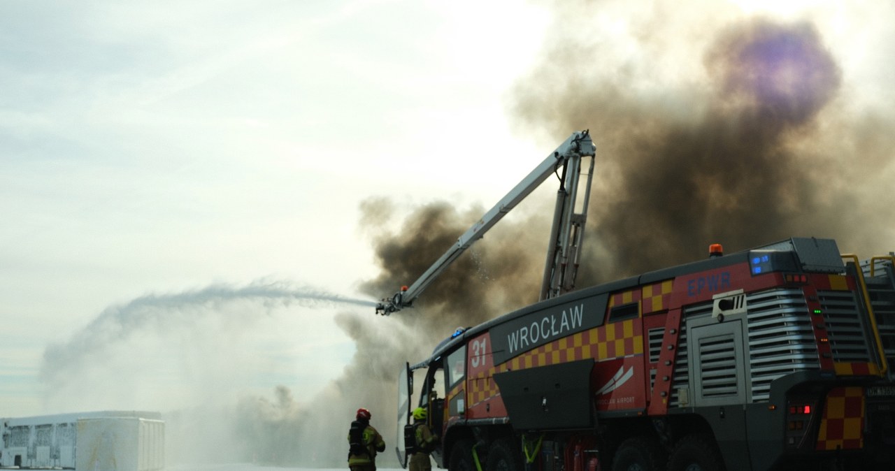 Syreny alarmowe, śmigłowce i gęsty dym nad lotniskiem. To tylko ćwiczenia