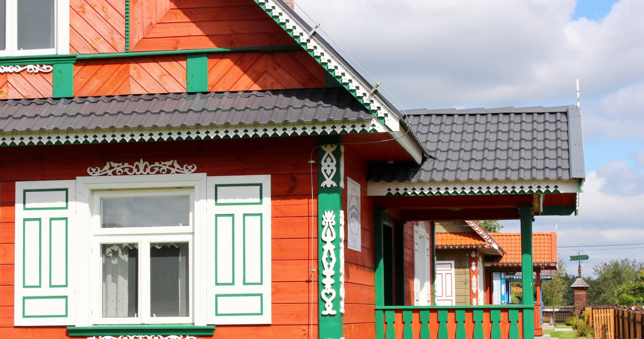 Wieś, w której czas się zatrzymał. Poznaj Krainę Otwartych Okiennic