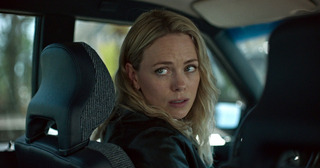 Intensywny i mroczny kryminał skandynawski. Zagłębia się w półświatek lat 90.