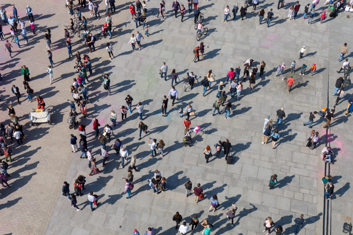 Najnowsze prognozy Głównego Urzędu Statystycznego nie pozostawiają złudzeń – Polska stoi w obliczu poważnych wyzwań demograficznych. Według opublikowanego właśnie raportu, jeśli utrzyma się obecny, rekordowo niski poziom dzietności, w 2060 roku liczba mieszkańców naszego kraju może spaść do 28,4 miliona. To aż o 24,3 procent mniej niż obecnie. Tak drastyczny spadek liczby ludności oznacza nie tylko wyludnianie się wielu regionów, ale także głębokie zmiany w strukturze społeczeństwa.