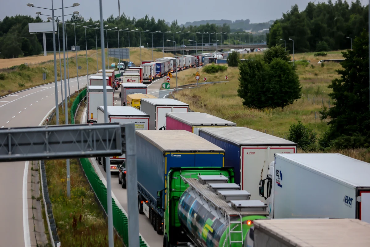 Potężna kolejka samochodów osobowych na przejściu granicznym z Białorusią w Terespolu. Na odprawy przed wjazdem do Polski czeka prawie 3 tysiące pojazdów. Jak informuje reporter RMF FM Krzysztof Zasada, głównym powodem jest zamknięcie litewsko-białoruskich przejść granicznych. 