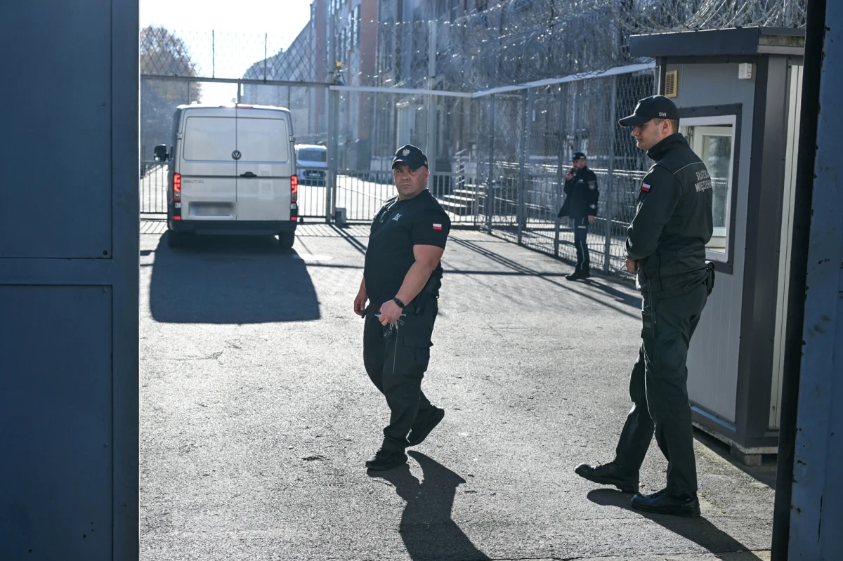 "Wielki Bu" został przekazany przez Niemców polskim funkcjonariuszom - dowiedział się reporter RMF FM Krzysztof Zasada. Patryk M. zatrzymany u naszych zachodnich sąsiadów na podstawie europejskiego nakazu aresztowania, ma w naszym kraju odpowiadać za udział w zorganizowanej grupy przestępczej zajmującej się handlem i przemytem narkotyków.