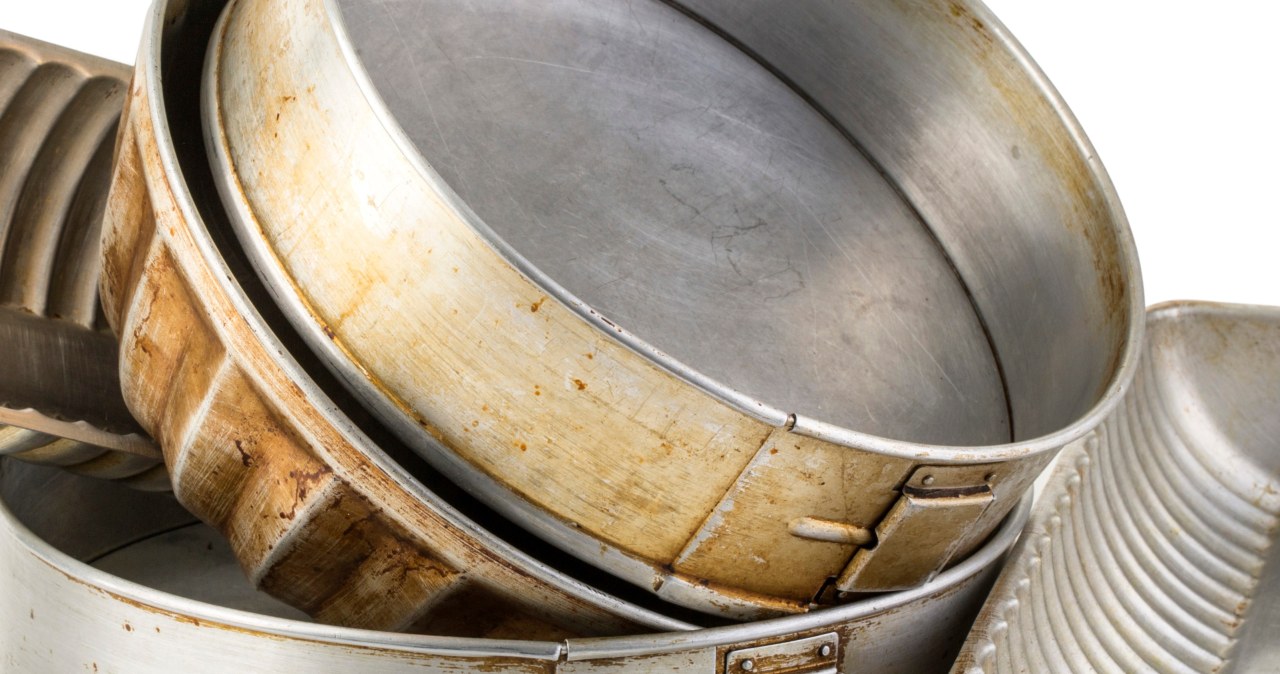 Skończ z szorowaniem. Za piątaka wyczyścisz choćby stare blachy na błysk