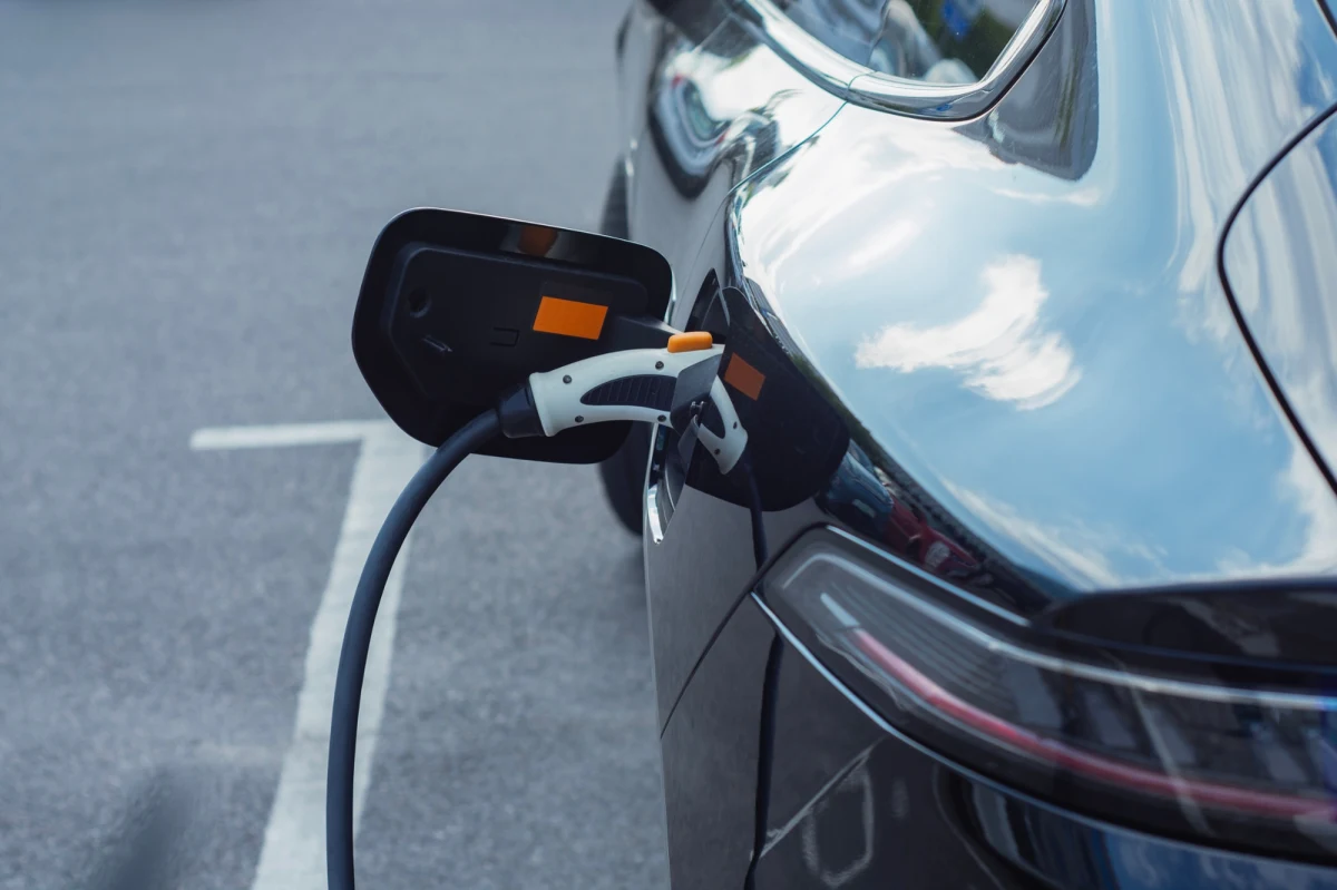 Na mapie polskiej elektromobilności pojawił się nowy, przełomowy punkt. Przy trasie S7, na Miejscu Obsługi Podróżnych Olsztynek Południe, uruchomiono pierwszy w kraju hub do ładowania pojazdów elektrycznych sieci ORLEN Charge. To początek szeroko zakrojonego programu rozbudowy infrastruktury, który ma na celu ułatwienie podróżowania samochodami elektrycznymi na najważniejszych trasach w Polsce.